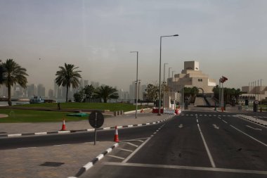 Doha, Katar-4 / 5 / 2016: Doha limanı ağaçlar, plajlar ve otoparklarla dolu.