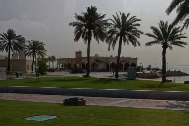 Doha, Katar-4 / 5 / 2016: Doha limanı ağaçlar, plajlar ve otoparklarla dolu.