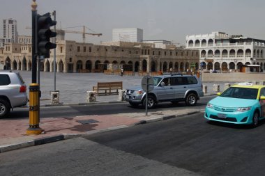 Doha, Katar-4 / 5 / 2016: Souk Waqif - kentin en eski bölgesi ve bir çok restoran, kafe ve hediyelik eşya dükkanlarıyla turistik bir eğlence merkezi.