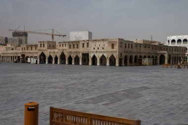 Doha, Katar-4 / 5 / 2016: Souk Waqif - kentin en eski bölgesi ve bir çok restoran, kafe ve hediyelik eşya dükkanlarıyla turistik bir eğlence merkezi.