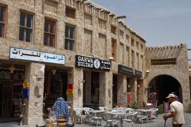 Doha, Katar-4 / 5 / 2016: Souk Waqif - kentin en eski bölgesi ve bir çok restoran, kafe ve hediyelik eşya dükkanlarıyla turistik bir eğlence merkezi.