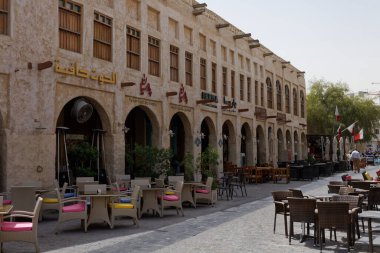 Doha, Katar-4 / 5 / 2016: Souk Waqif - kentin en eski bölgesi ve bir çok restoran, kafe ve hediyelik eşya dükkanlarıyla turistik bir eğlence merkezi.