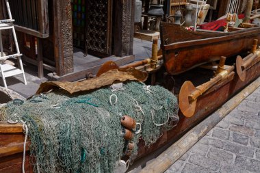 Doha, Katar-4 / 5 / 2016: Souk Waqif - kentin en eski bölgesi ve bir çok restoran, kafe ve hediyelik eşya dükkanlarıyla turistik bir eğlence merkezi.