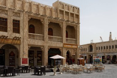 Doha, Katar-4 / 5 / 2016: Souk Waqif - kentin en eski bölgesi ve bir çok restoran, kafe ve hediyelik eşya dükkanlarıyla turistik bir eğlence merkezi.