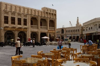 Doha, Katar-4 / 5 / 2016: Souk Waqif - kentin en eski bölgesi ve bir çok restoran, kafe ve hediyelik eşya dükkanlarıyla turistik bir eğlence merkezi.