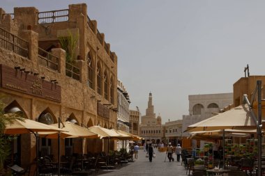 Doha, Katar-4 / 5 / 2016: Souk Waqif - kentin en eski bölgesi ve bir çok restoran, kafe ve hediyelik eşya dükkanlarıyla turistik bir eğlence merkezi.
