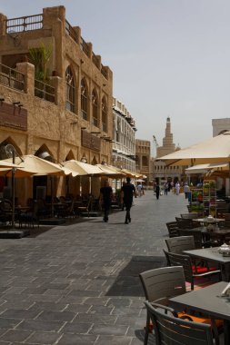 Doha, Katar-4 / 5 / 2016: Souk Waqif - kentin en eski bölgesi ve bir çok restoran, kafe ve hediyelik eşya dükkanlarıyla turistik bir eğlence merkezi.