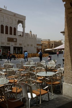 Doha, Katar-4 / 5 / 2016: Souk Waqif - kentin en eski bölgesi ve bir çok restoran, kafe ve hediyelik eşya dükkanlarıyla turistik bir eğlence merkezi.