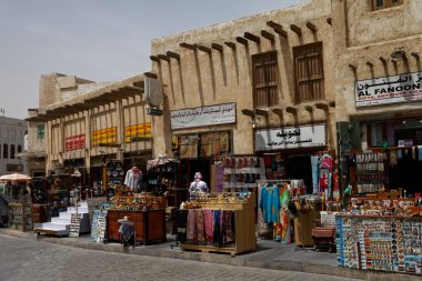 Doha, Katar-4 / 5 / 2016: Souk Waqif - kentin en eski bölgesi ve bir çok restoran, kafe ve hediyelik eşya dükkanlarıyla turistik bir eğlence merkezi.