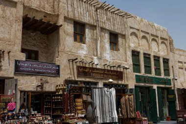 Doha, Katar-4 / 5 / 2016: Souk Waqif - kentin en eski bölgesi ve bir çok restoran, kafe ve hediyelik eşya dükkanlarıyla turistik bir eğlence merkezi.