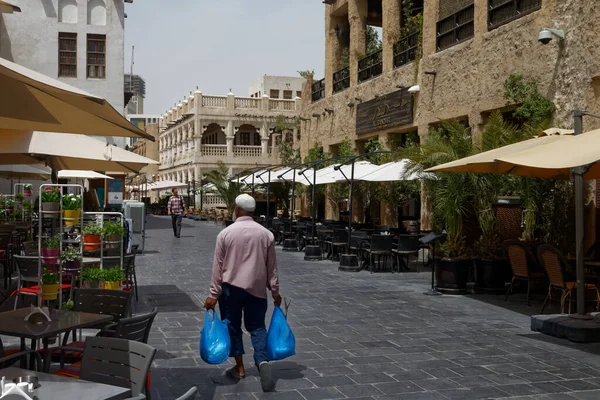 Doha, Katar-4 / 5 / 2016: Souk Waqif - kentin en eski bölgesi ve bir çok restoran, kafe ve hediyelik eşya dükkanlarıyla turistik bir eğlence merkezi.