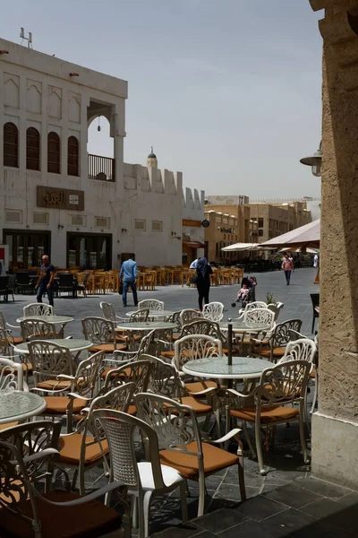Doha, Katar-4 / 5 / 2016: Souk Waqif - kentin en eski bölgesi ve bir çok restoran, kafe ve hediyelik eşya dükkanlarıyla turistik bir eğlence merkezi.