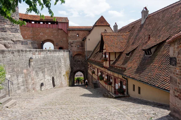 Nuremberg / Almanya-24 / 6 / 2012: Pazar yeri, şato ve nehir ile çekici ortaçağ kasabası.
