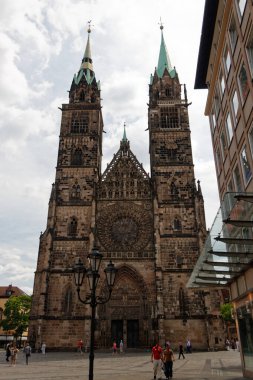 Nuremberg / Almanya-24 / 6 / 2012: Pazar yeri, şato ve nehir ile çekici ortaçağ kasabası.