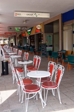 Nuremberg / Almanya-24 / 6 / 2012: Eski kentteki popüler bir restoranın boş sandalyeleri.