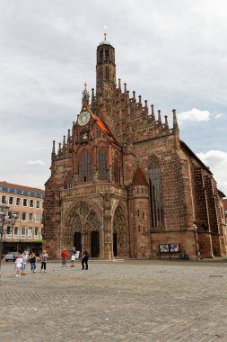 Nuremberg / Almanya-24 / 6 / 2012: Pazar yeri, şato ve nehir ile çekici ortaçağ kasabası.