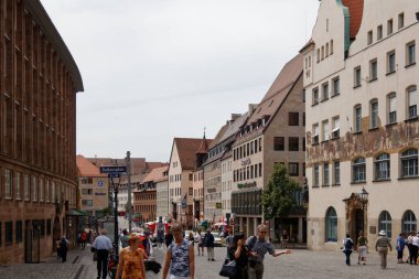 Nuremberg / Almanya-24 / 6 / 2012: Pazar yeri, şato ve nehir ile çekici ortaçağ kasabası.