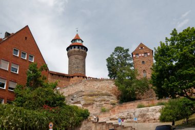 Nuremberg / Almanya-24 / 6 / 2012: Pazar yeri, şato ve nehir ile çekici ortaçağ kasabası.