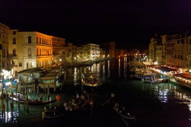 Venedik, İtalya - 20 / 9 / 2011: Rialto köprüsünden Canale Grande görüldü.