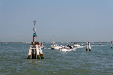 Sep 20. 2011: Venedik gölü üzerindeki rotayı gösteren işaretler. Günün bu saatinde trafik az..