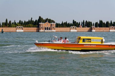 21 / 9 / 2011: Kurtarma operasyonunda ambulans teknesi lagün üzerinde hız yapıyor. Arka planda San Michele mezarlık adasının çitleri var..