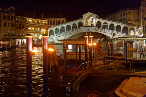 Sep 2011 Night View Brightly Illuminated Rialto Bridge Tourists Continue — Stock Photo, Image