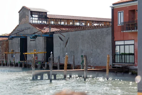 2011 Antiguo Almacén Dañado Puerto Venecia Pequeño Embarcadero Una Casa — Foto de Stock