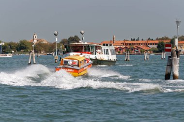21 / 9 / 2011: Kurtarma operasyonunda ambulans teknesi lagün üzerinde hız yapıyor. Murano adasından bir vaporetto yaklaşıyor..