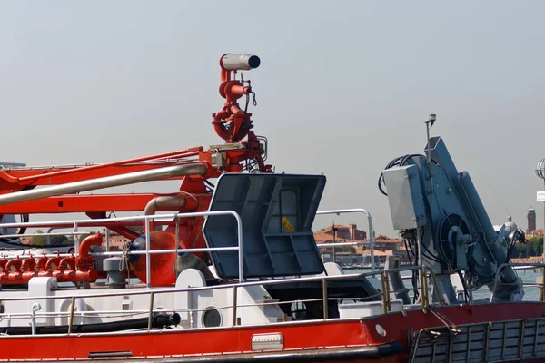 2011 Glänzend Rotes Löschboot Murano Waterfront Vertäut Wasserdüse Zeigt Auf — Stockfoto