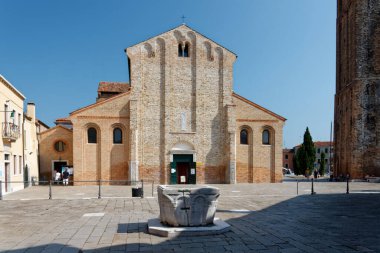 21 / 9 / 2011: Bysantine mozaik ve etkileyici sütunlu Ortaçağ Bazilikası Santi Maria e Donato.