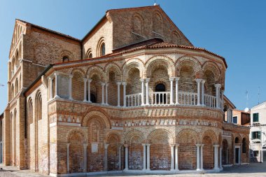 21 / 9 / 2011: Bysantine mozaik ve etkileyici sütunlu Ortaçağ Bazilikası Santi Maria e Donato.