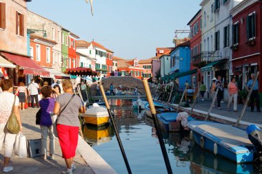 Sep 21. 2011: Burano 'daki kanalın yanındaki çok renkli binalar, dantel üreticileriyle ünlü ada.