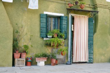 Sep 21. 2011: Burano adasında uzak yerleşim yerleri, dar sokaklar ve nesiller boyunca burada yaşayan yoksul insanlar.