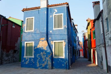 Sep 21. 2011: Burano adasında uzak yerleşim yerleri, dar sokaklar ve nesiller boyunca burada yaşayan yoksul insanlar..