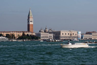Sep 22,2011: Venedik 'in ufuk çizgisi Campanile ve Basilica San Marco, Doges Palace ve lagündeki bir tekne.