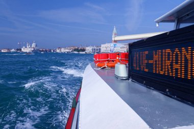 Sep 22,2011: Çağdaş Sanat Bienali 'nin eskimolarını görmek için Vaporetto' dan Arsenale 'ye.