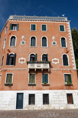 Sep 23. 2011: Biennal eart, bej cepheli ve balkonlu tarihi bir saray.