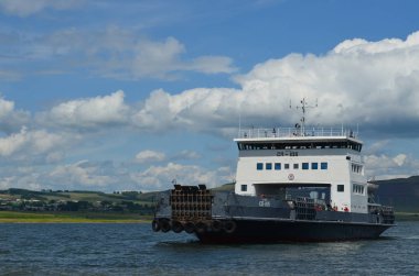 Su deposundan geçen feribot.. 