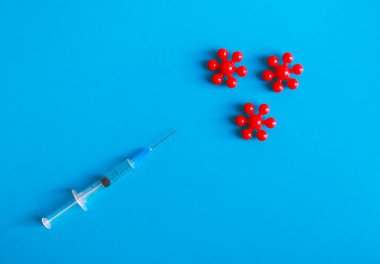 Mavi arka planda kırmızı ve kırmızı virüs molekülü