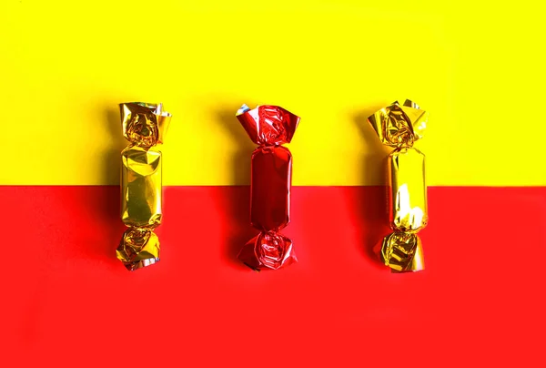 Renkli arka planda renkli folyoyla ağaç çikolataları