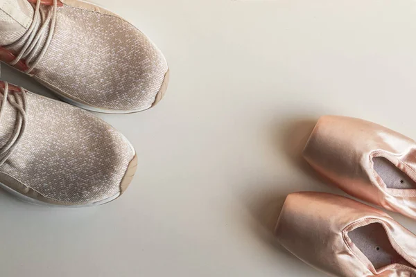 Spor ayakkabıları birbirlerinin önünde nokta ayakkabılardır.