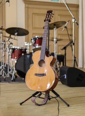 Konserde akustik gitar ve perküsyon.