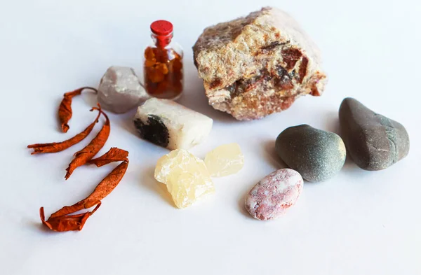 Narin nesnelerle, taşlarla, beş yaprakla ve kehribarla dolu bir hayat