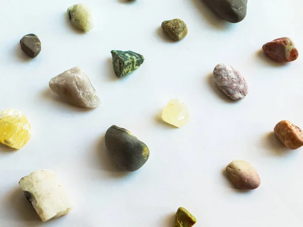 Beyaz arkaplanda çok renkli taşlar koleksiyonu