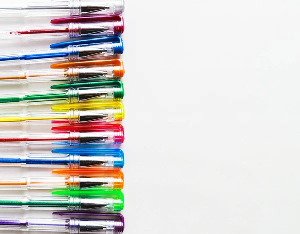 De kleurrijke set van pen op witte achterzijde — Stockfoto