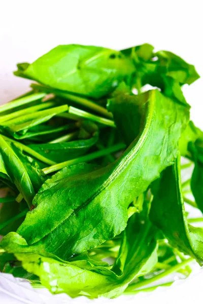 Beyaz arka planda taze yeşil sebzeler. Bir demet kuş sürüsü