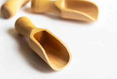 Beyaz arka planda ağaç ahşap bej kaşık