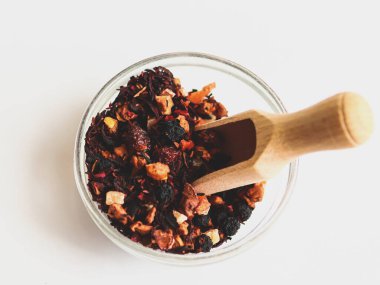 Taç yapraklı, kuru meyveli ve meyveli bitki çayı. Çay karışımı. Seçmeli odak