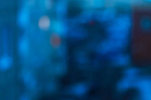 Odaklanmamış mavi-beyaz arka plan bokeh 'i. Odaklanamıyorum. Bokeh soyut dokusu. Odaklanmış arka plan. Bulanık parlak ışık