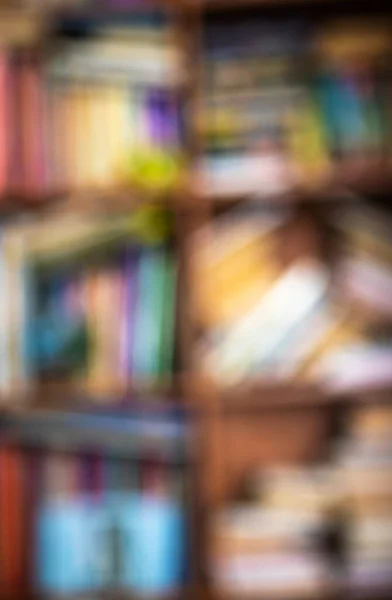 Kitap rafında odaklanmamış bir yığın kitap. Eğitim kavramı